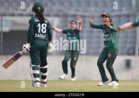 Rabeya, giocatrice femminile di cricket del Bangladesh nella seconda partita ODI contro il Pakistan allo Sher-e-Bangla National Cricket Stadium di Mirpur, Foto Stock