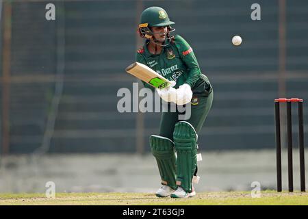 La battitore femminile del Bangladesh Nigar Sultana Joty batte contro il Pakistan nella seconda ODI allo Sher-e-Bangla National Cricket Stadium i Foto Stock