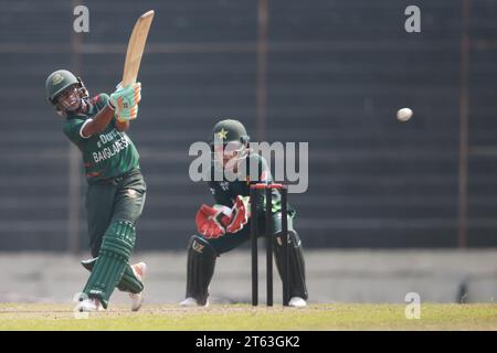 La battitore femminile del Bangladesh Nigar Sultana Joty batte contro il Pakistan nella seconda ODI allo Sher-e-Bangla National Cricket Stadium i Foto Stock