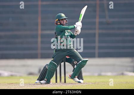 La battitore femminile del Bangladesh Nigar Sultana Joty batte contro il Pakistan nella seconda ODI allo Sher-e-Bangla National Cricket Stadium i Foto Stock