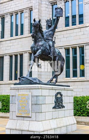 Statua di Robert the Bruce, di Alan Herriot, all'esterno del Marischal College, Marischal Square, Aberdeen, Scozia, Regno Unito Foto Stock