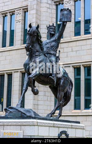 Statua di Robert the Bruce, di Alan Herriot, all'esterno del Marischal College, Marischal Square, Aberdeen, Scozia, Regno Unito Foto Stock