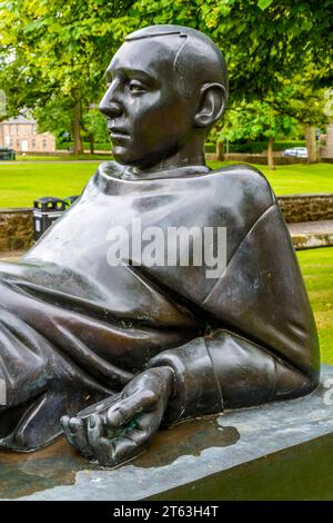 Youth with Split Apple, una scultura di Kenny Hunter, 2005. Bronzo. Presso l'Università di Aberdeen, Old Aberdeen, Scozia, Regno Unito Foto Stock