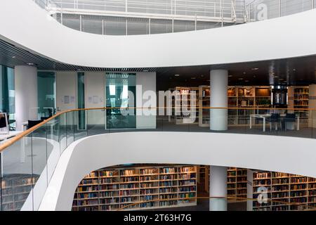 Affacciato sull'atrio centrale dell'edificio della Sir Duncan Rice Library, Aberdeen University, Scozia, Regno Unito. Architetto: Schmidt Hammer Lassen, 2011. Foto Stock