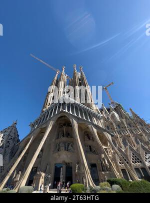 Vista frontale ad angolo ultra ampio della Chiesa Cattolica Romana la Sagrada Familia di Barcellona. Lo stile architettonico è il modernismo catalano con gotico spagnolo Foto Stock