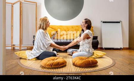 Foto di due donne impegnate in una conversazione significativa sulla salute mentale Foto Stock
