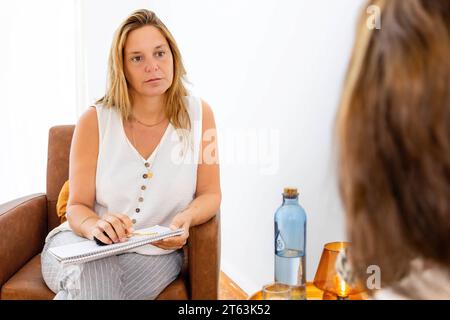 Foto di una donna che fa terapia psicologica con un cliente Foto Stock