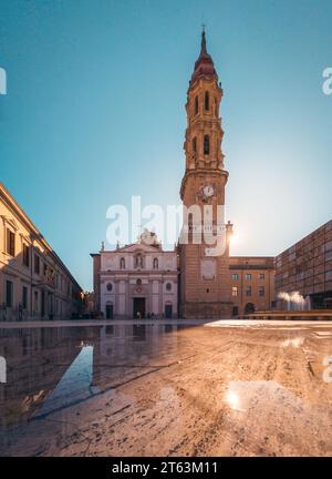 Vista dall'angolo basso della torre dell'orologio della cattedrale di la SEO contro il cielo azzurro durante la soleggiata giornata estiva di Saragozza, Spagna Foto Stock