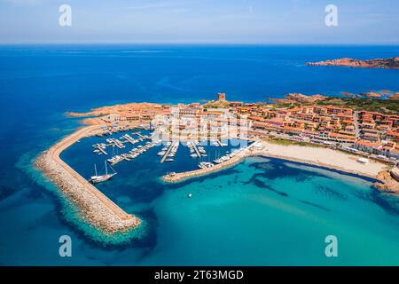 Dalla vista aerea di Castelsardo e Isola Rossa, che mostra una vivace cittadina di mare con un porticciolo lungo la costa azzurra della Sardegna, Italia Foto Stock