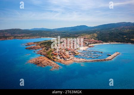 Dalla vista aerea di Castelsardo e Isola Rossa, che mostra una vivace cittadina di mare con un porticciolo lungo la costa azzurra della Sardegna, Italia Foto Stock