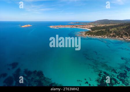 Dalla vista aerea di Castelsardo e Isola Rossa, che mostra una vivace cittadina di mare con un porticciolo lungo la costa azzurra della Sardegna, Italia Foto Stock