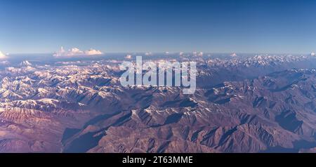 Una veduta aerea della montagne brulle della Zanskar gamma di Himalaya interno in India. Preso da un piano su un inizio di luglio mattina. Foto Stock