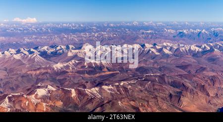 Una veduta aerea della montagne brulle della Zanskar gamma di Himalaya interno in India. Preso da un piano su un inizio di luglio mattina. Foto Stock