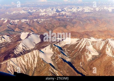 Una veduta aerea della montagne brulle della Zanskar gamma di Himalaya interno in India. Preso da un piano su un inizio di luglio mattina. Foto Stock