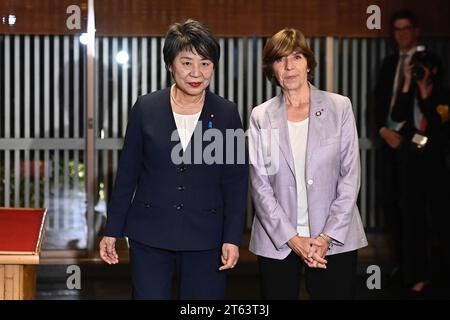 Tokyo, Giappone. 8 novembre 2023. Il ministro degli Esteri giapponese Yoko Kamikawa (L) e il ministro degli Esteri francese Catherine colonna (R) si pongono in vista del loro incontro bilaterale a Tokyo, in Giappone, l'8 novembre 2023. Catherine colonna è in visita in Giappone nell'ambito della riunione dei ministri degli Esteri del G7 che si terrà dal 7 all'8 novembre, nella capitale del Giappone. (Immagine di credito: © POOL via ZUMA Press Wire) SOLO USO EDITORIALE! Non per USO commerciale! Foto Stock