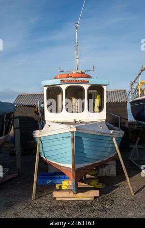 5 novembre 2023. Findochty Harbour, Moray, Scozia. Si tratta di una piccola barca per il tempo libero ormeggiata sul molo al Findochty Harbour. Foto Stock