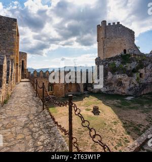 Mura del castello medievale di Frias che domina il villaggio dalla cima della collina, Burgos. Foto Stock