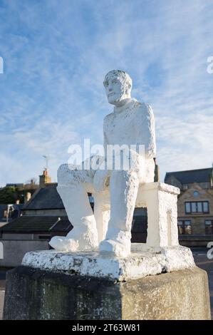 5 novembre 2023. Findochty Harbour, Moray, Scozia. Si tratta di un pescatore seduto creato nel 1959 dall'artista locale Correna Cowie. Conosciuto come White Mannie Foto Stock