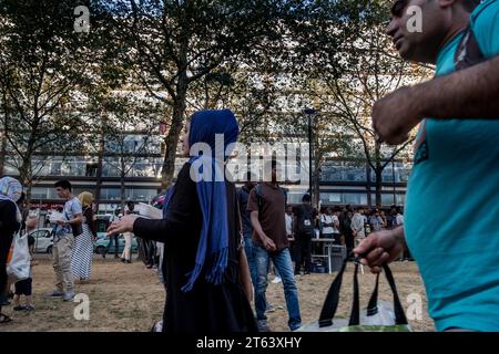 Michael Bunel/le Pictorium - esilio nella terra dei diritti umani - 17/08/2018 - Francia/Ile-de-France (regione)/Parigi - distribuzione di generi alimentari nel giardino di Anais Nin. Lo stato ha commissionato all'associazione Les Restos du Coeur di distribuire cesti di pasti a rifugiati e migranti. Agosto 2018. Parigi, Francia. Nell'ottobre 2015 il comune ha presentato diciotto impegni in un documento intitolato "mobilitare la comunità parigina per accogliere i rifugiati”. Il documento si apre con questa frase: "Parigi, come altre città rifugiate, sarà all'altezza della sfida di accogliere i molti migranti attualmente Foto Stock