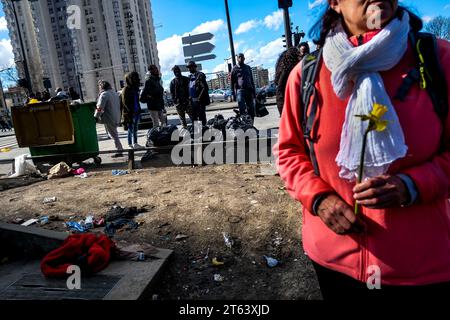 Michael Bunel/le Pictorium - esilio nella terra dei diritti umani - 12/03/2018 - Francia/Ile-de-France (regione)/Parigi - diversi migranti e rifugiati si sono riuniti intorno al luogo in cui Karim Ibrahim, un giovane migrante sudanese, è stato trovato morto durante un tributo a lui oggi. Morì vicino al primo centro di accoglienza e alloggio per migranti istituito nel novembre 2016 dalla città di Parigi e gestito da Emmaus. 11 marzo 2018. Parigi. Francia. Nell'ottobre 2015 il comune ha presentato diciotto impegni in un documento intitolato "mobilitare la comunità parigina per accogliere i rifugiati”. Il Do Foto Stock