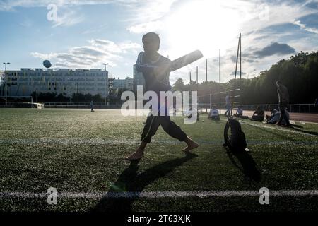 Michael Bunel/le Pictorium - esilio nella terra dei diritti umani - 19/07/2019 - Francia/Ile-de-France (regione)/Parigi - Un raro momento di relax. Afgani e pakistani si riuniscono per giocare a cricket. Pochi giorni dopo, una veglia impedisce ai rifugiati di entrare nello stadio. Dovranno accontentarsi del Parc de la Vilette. Luglio 2019. Parigi, Francia. Nell'ottobre 2015 il comune ha presentato diciotto impegni in un documento intitolato "mobilitare la comunità parigina per accogliere i rifugiati”. Il documento si apre con questa frase: "Parigi, come altre città rifugiate, salirà alla c Foto Stock