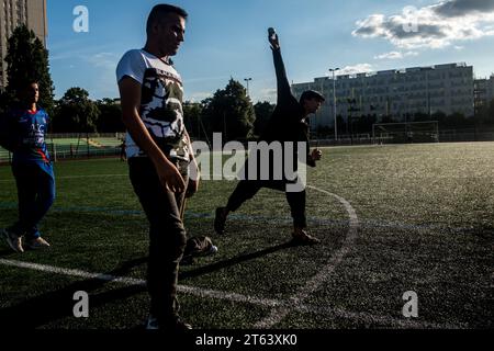 Michael Bunel/le Pictorium - esilio nella terra dei diritti umani - 19/07/2019 - Francia/Ile-de-France (regione)/Parigi - Un raro momento di relax. Afgani e pakistani si riuniscono per giocare a cricket. Pochi giorni dopo, una veglia impedisce ai rifugiati di entrare nello stadio. Dovranno accontentarsi del Parc de la Vilette. Luglio 2019. Parigi, Francia. Nell'ottobre 2015 il comune ha presentato diciotto impegni in un documento intitolato "mobilitare la comunità parigina per accogliere i rifugiati”. Il documento si apre con questa frase: "Parigi, come altre città rifugiate, salirà al livello Foto Stock