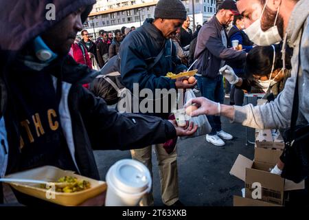 Michael Bunel/le Pictorium - esilio nel paese dei diritti dell'uomo - 07/04/2020 - Francia/Ile-de-France (regione)/Parigi - distribuzione di generi alimentari nell'ambito della stazione della metropolitana la Chapelle organizzata da varie associazioni e ONG (Utopia 56, MDM, tendre la Main, paris exil, la chorba, migrante di solidarite wilson .). Nella scorsa settimana, un decreto della prefettura ha proibito gli aiuti alimentari a rifugiati, migranti ed esiliati in diverse strade del nord di Parigi. 15 ottobre 2023. Parigi, Francia. Nell'ottobre 2015 il comune ha presentato diciotto impegni in un documento intitolato "mobilitazione del commun di Parigi Foto Stock