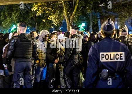Michael Bunel/le Pictorium - esilio nella terra dei diritti dell'uomo - 07/11/2019 - Francia/Ile-de-France (regione)/Parigi - operazione "mise a l'abri". Mille e seicento persone, circondate dalle forze dell'ordine, sono separate in due gruppi distinti: Uomini da una parte, donne, bambini e famiglie dall'altra. 7 novembre 2019. Parigi. Francia. Nell'ottobre 2015 il comune ha presentato diciotto impegni in un documento intitolato "mobilitare la comunità parigina per accogliere i rifugiati”. Il documento si apre con questa frase: "Parigi, come altre città rifugiate, salirà alla c Foto Stock