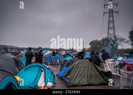 Michael Bunel/le Pictorium - novembre 2016, evacuazione della giungla di Calais - 16/11/2021 - Francia/Haut de France/grande Synthe - uomini che parlano tra loro mentre inizia l'evacuazione del campo. Un campo di oltre 1.000 persone, per lo più curdi e iracheni, aveva preso residenza nell'area dello shopping del negozio Auchan a grande Synthe. La prefettura ha ordinato lo smantellamento del campo questa mattina. Gli esuli non sono stati notificati conformemente agli impegni del governo. 16 novembre 2021. Grande Synthe. Francia. Novembre 2016, la "giungla" di Calais, la più grande baraccopoli dell'EUR Foto Stock