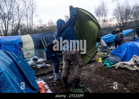 Michael Bunel/le Pictorium - novembre 2016, evacuazione della giungla di Calais - 01/12/2021 - Francia/Haut de France/grande Synthe - i rifugiati raccolgono le loro cose prima dell'evacuazione del campo. Smantellamento del campo di Loon plage. Dopo l'evacuazione del campo di grande Synthe il 16 novembre, un nuovo campo, composto principalmente da esiliati curdi, fu istituito vicino a grande Synthe. 30 novembre 2021. Loon Plage. Francia. Nel novembre 2016, la "giungla" di Calais, la più grande baraccopoli d'Europa, fu evacuata. Cinque anni dopo, gli esuli sulla strada per la Gran Bretagna sono ancora lì e.. Foto Stock