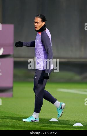 Virgil van Dijk di Liverpool in azione durante una sessione di allenamento presso l'AXA Training Centre di Liverpool. Data foto: Mercoledì 8 novembre 2023. Foto Stock