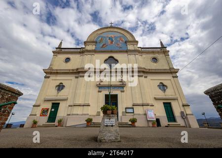 GAVI, ITALIA, 17 APRILE 2023 - Vista del Santuario della Madonna della Guardia di Gavi, provincia di Alessandria, Italia Foto Stock