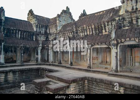 La parte interna delle mura della fortezza intorno al tempio di Angkor Wat in Cambogia Foto Stock