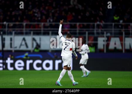 Milano, Italia. 7 novembre 2023. Kylian Mbappe del Paris Saint-Germain FC gesti durante la partita di UEFA Champions League tra AC Milan e Paris Saint-Germain FC allo Stadio Giuseppe Meazza il 7 novembre 2023 a Milano. Crediti: Marco Canoniero/Alamy Live News Foto Stock