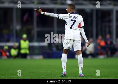 Milano, Italia. 7 novembre 2023. Kylian Mbappe del Paris Saint-Germain FC gesti durante la partita di UEFA Champions League tra AC Milan e Paris Saint-Germain FC allo Stadio Giuseppe Meazza il 7 novembre 2023 a Milano. Crediti: Marco Canoniero/Alamy Live News Foto Stock