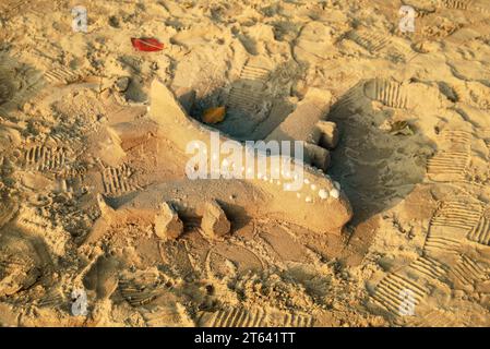 Statuetta in aeroplano fatta di sabbia sulla spiaggia dell'isola di Koh Chang. Thailandia Foto Stock