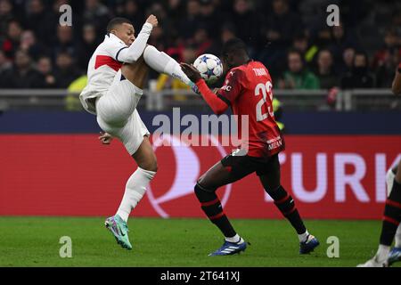 Kylian Mbappe (PSG) Fikayo Tomori (Milano) durante la partita di UEFA "Champions League 2023 2024" tra Milano 2-1 PSG allo Stadio Giuseppe Meazza il 7 novembre 2023 a Milano, Italia. Credito: Maurizio Borsari/AFLO/Alamy Live News Foto Stock