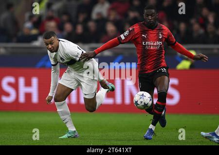 Kylian Mbappe (PSG) Fikayo Tomori (Milano) durante la partita di UEFA "Champions League 2023 2024" tra Milano 2-1 PSG allo Stadio Giuseppe Meazza il 7 novembre 2023 a Milano, Italia. Credito: Maurizio Borsari/AFLO/Alamy Live News Foto Stock