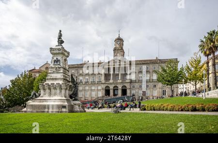 Il Palazzo Bolsa e la statua di Enrico il Navigatore a Porto, in Portogallo, il 21 ottobre 2023 Foto Stock