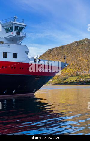 Hurtigruten MS Richard con nave da crociera nel fiordo di Hjorundfjorden a Urke, Norvegia, Scandinavia, Europa in ottobre Foto Stock