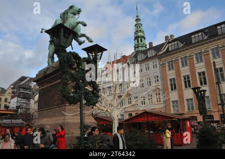 Copenhagen, Danimarca /08 novembre 2023/.visitatori al mercatino di natale nel centro città e cibo , vino tedesco di natale bevande e babbo natale e altri prodotti di natale nel mercatino di natale nella capitale. (Foto: Francis Joseph Dean/Dean Pictures) Foto Stock