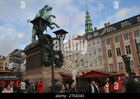 Copenhagen, Danimarca /08 novembre 2023/.visitatori al mercatino di natale nel centro città e cibo , vino tedesco di natale bevande e babbo natale e altri prodotti di natale nel mercatino di natale nella capitale. (Foto: Francis Joseph Dean/Dean Pictures) Foto Stock