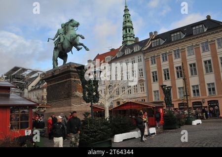 Copenhagen, Danimarca /08 novembre 2023/.visitatori al mercatino di natale nel centro città e cibo , vino tedesco di natale bevande e babbo natale e altri prodotti di natale nel mercatino di natale nella capitale. (Foto: Francis Joseph Dean/Dean Pictures) Foto Stock