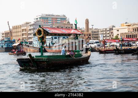 Emirati Arabi Uniti, Dubai, 8 novembre 2023, la gente del posto viaggia su un abra, che è come un taxi d'acqua attraverso Dubai fino ai souk dall'altra parte del Creek. Credito: Keith Larby/Alamy Live News Foto Stock