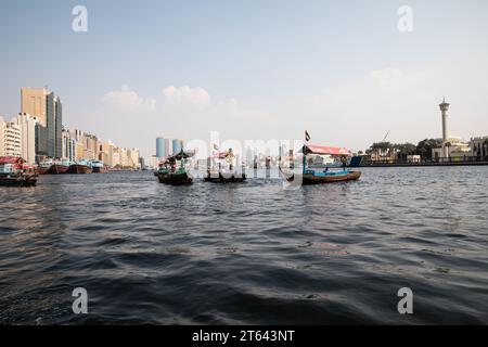 Emirati Arabi Uniti, Dubai, 8 novembre 2023, la gente del posto viaggia su un abra, che è come un taxi d'acqua attraverso Dubai fino ai souk dall'altra parte del Creek. Credito: Keith Larby/Alamy Live News Foto Stock