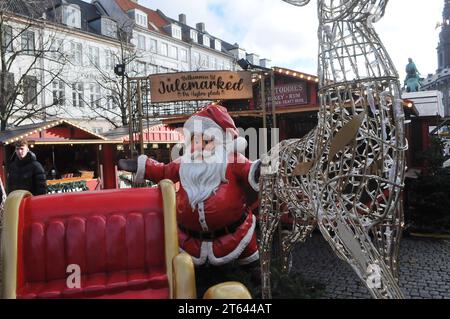 Copenhagen, Danimarca /08 novembre 2023/.visitatori al mercatino di natale nel centro città e cibo , vino tedesco di natale bevande e babbo natale e altri prodotti di natale nel mercatino di natale nella capitale. Foto: Francis Joseph Dean/Dean Pictures Foto Stock