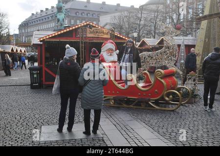 Copenhagen, Danimarca /08 novembre 2023/.visitatori al mercatino di natale nel centro città e cibo , vino tedesco di natale bevande e babbo natale e altri prodotti di natale nel mercatino di natale nella capitale. Foto: Francis Joseph Dean/Dean Pictures Foto Stock