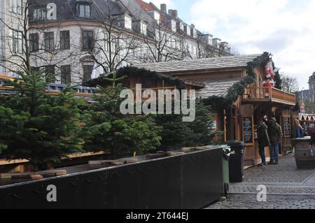 Copenhagen, Danimarca /08 novembre 2023/.visitatori al mercatino di natale nel centro città e cibo , vino tedesco di natale bevande e babbo natale e altri prodotti di natale nel mercatino di natale nella capitale. Foto: Francis Joseph Dean/Dean Pictures Foto Stock