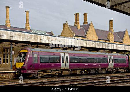 Un treno TurboStar BR Classe 170 in attesa al binario 3 della stazione ferroviaria di Lincoln formalmente Lincoln Central, la stazione è stata inaugurata nel 1848, Foto Stock