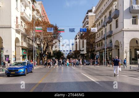 Salonicco, Grecia - 22 settembre 2023: Veduta della via Tsimiski, una delle vie principali per lo shopping a Salonicco, Grecia Foto Stock